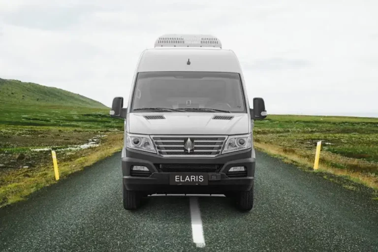 Frontansicht eines ELARIS Fahrzeugs auf einer Straße, mit klarer Sicht auf die Fahrzeugmarke und das Design.